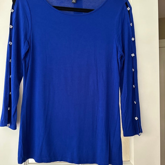 Cable and Gauge M women's 3/4 sleeve blue top with rhinestone slit sleeve detail - Picture 8 of 8